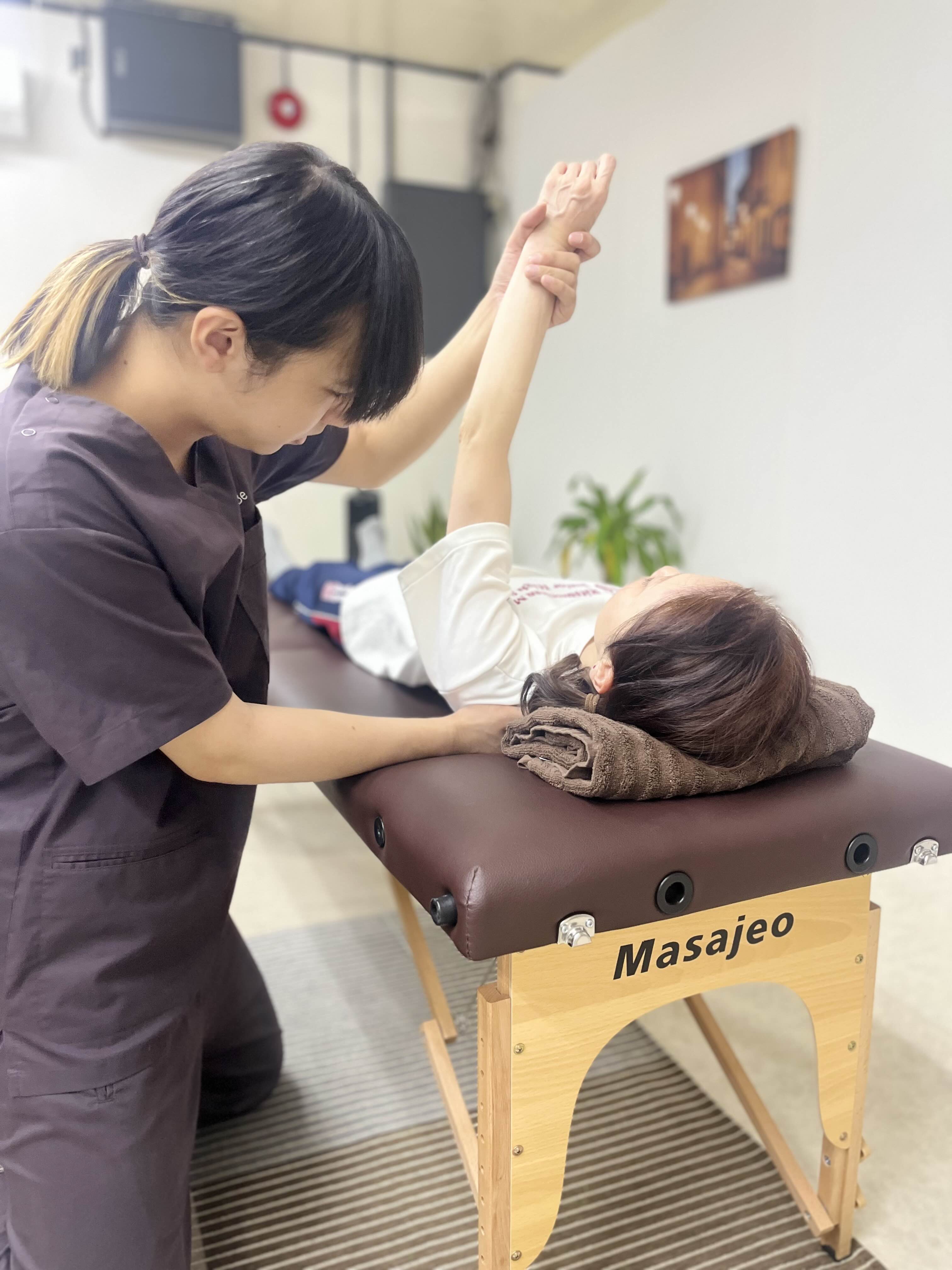 テニス肘でお悩みの方へ| 高槻・富田：医療従事者がアプローチするストレッチ専門店